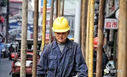 紧急通知，村委收到命令，5月15日起，农民工要“持证上岗”，没