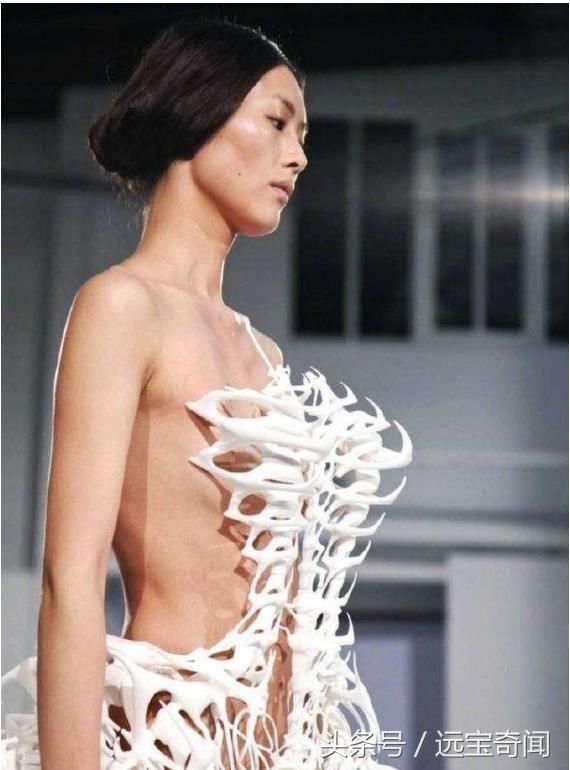 大表姐刘雯穿“骨骼装”走秀，全身无其他遮挡物，这看的脸都红了