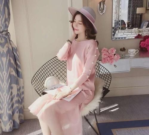  #小姐姐#优雅中带着自信，小姐姐大长腿迷倒众人，连衣裙穿出不一样的魅力