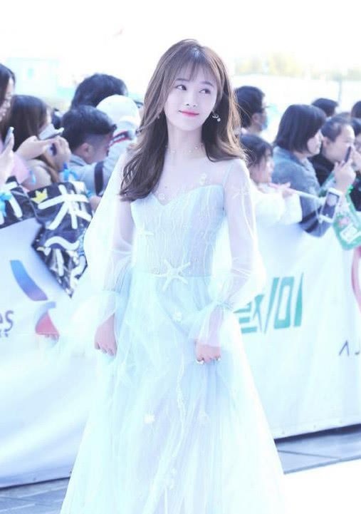 鞠婧祎礼服上有这么多“贴纸”，档次都没有拉低？意外美翻了