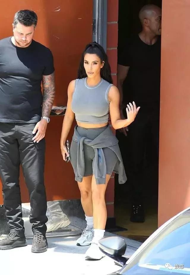 金卡戴珊终于不把安全裤外穿了，凹凸好身材展现的淋漓尽致