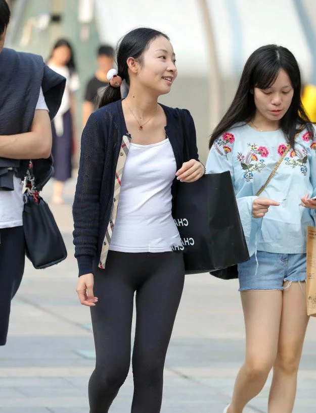 轻熟女身穿黑色紧身裤很性感