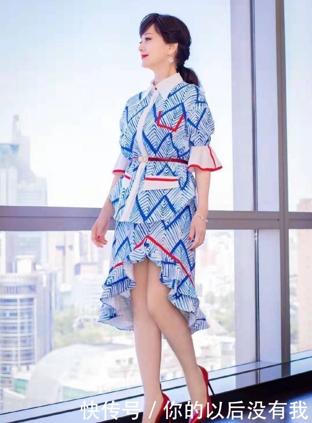 『不服』65岁赵雅芝真不服老,踩10cm高跟鞋配格纹西装裙,奶奶辈新潮流