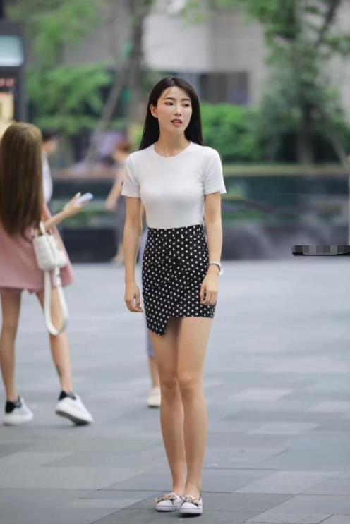  「衣服」街拍：微胖女孩都可以穿的裙子，就是这么好看了！