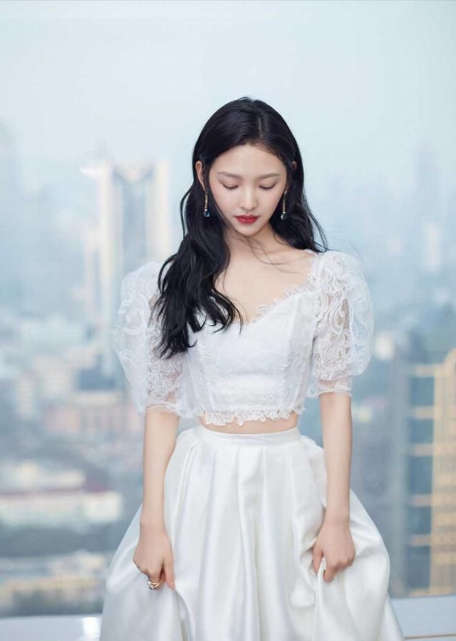  刺绣图案：章若楠气质开挂，泡泡袖蕾丝上衣搭配半身裙，秒变成清纯女神