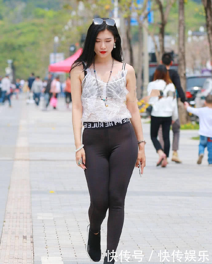 小姐姐穿吊带长得漂亮皮肤白,黑色紧身裤显成熟好身材,笑起来大