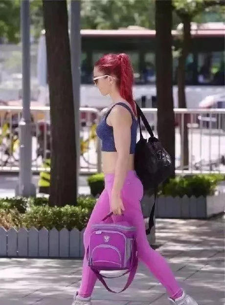 打底裤妹子及腰的长发和空气刘海的设计，增添了许多清纯感