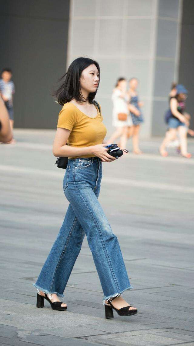 街拍: 小姐姐桃腮带笑、肌肤细腻, 勾勒迷人身材!