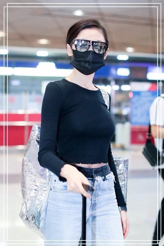 张天爱穿紧身衣秀蚂蚁腰，都没大粗腿抢镜，网友：减减肥再秀吧！