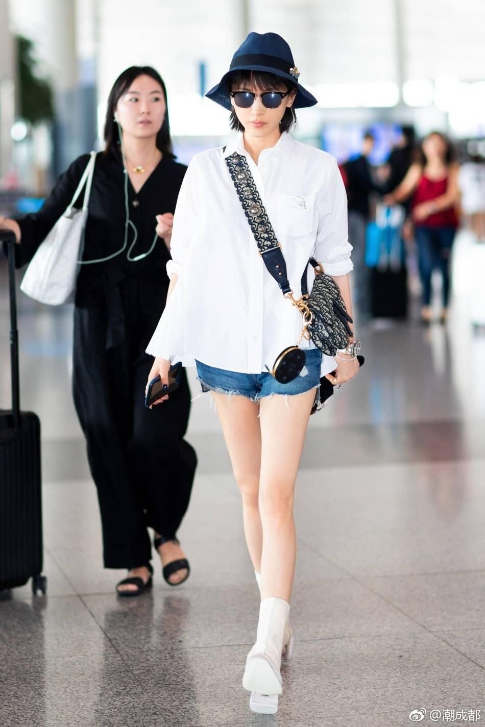 王子文为赶时髦竟然穿了一夏天的皮靴，戚薇穿了一次就热到想脱鞋
