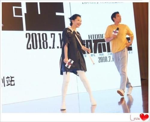 许晴你也太夸张了！裤子也能当鞋穿？网友：为显腿长豁出去了！