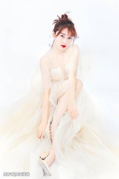 甘婷婷穿着大胆而前卫，网友:从不吝惜自身的美