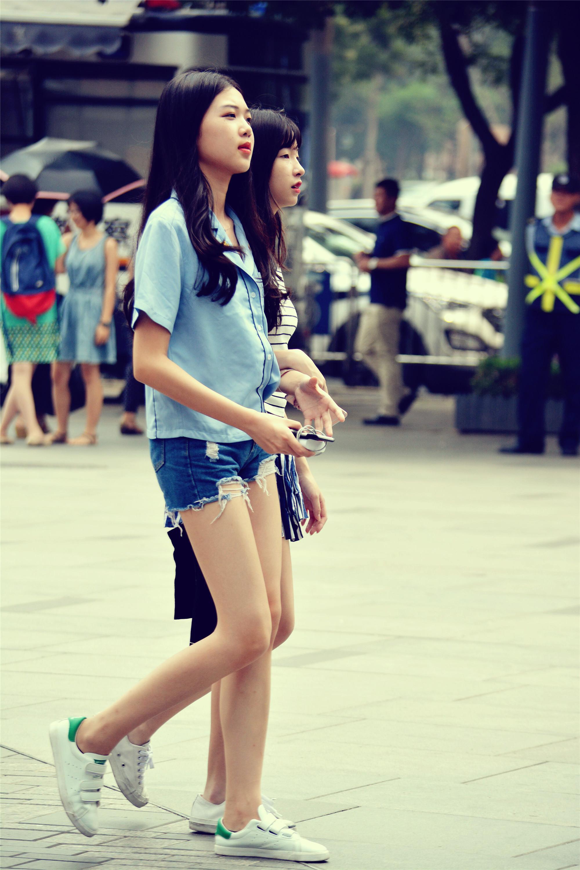 路人街拍：小姐姐不仅人长得甜美，腿还特别的长