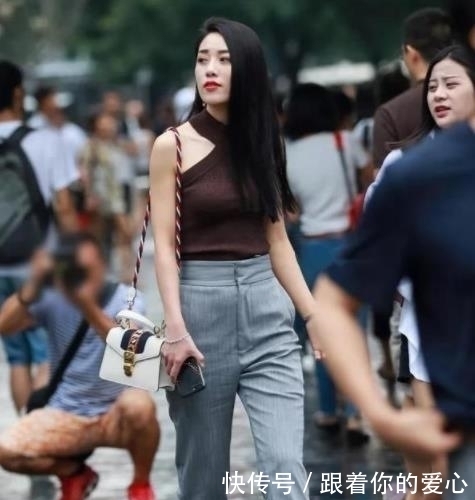  『身穿』街拍温柔可人的小美女，身穿一件吊脖连衣裙，展现出青春活力气息