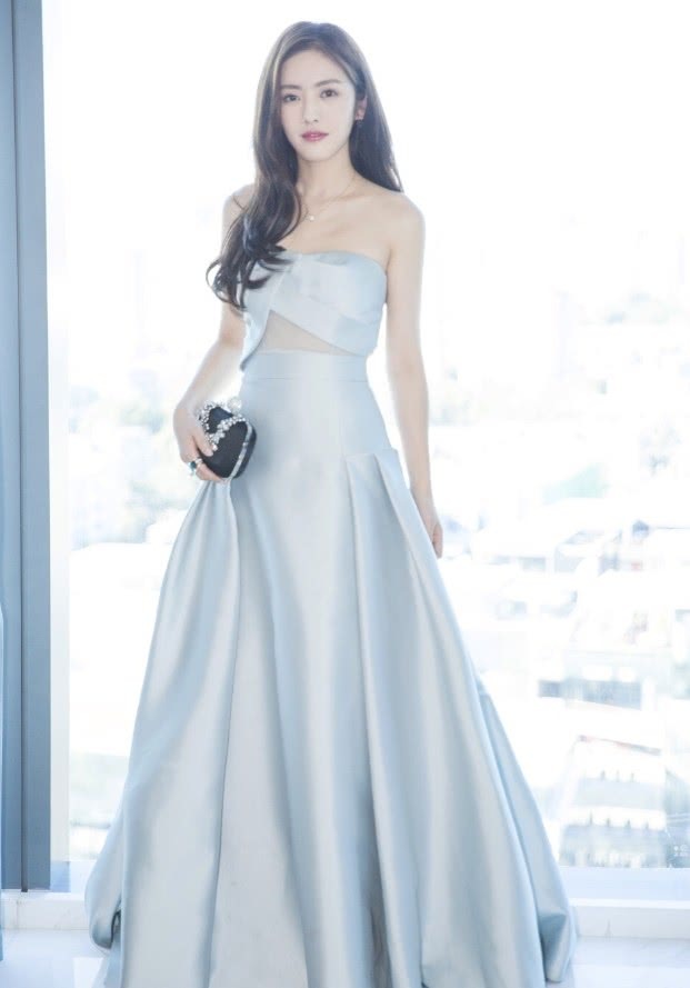 蔡文静撞衫古力娜扎，都穿出了不一样的美，前者却输给一双鞋子！