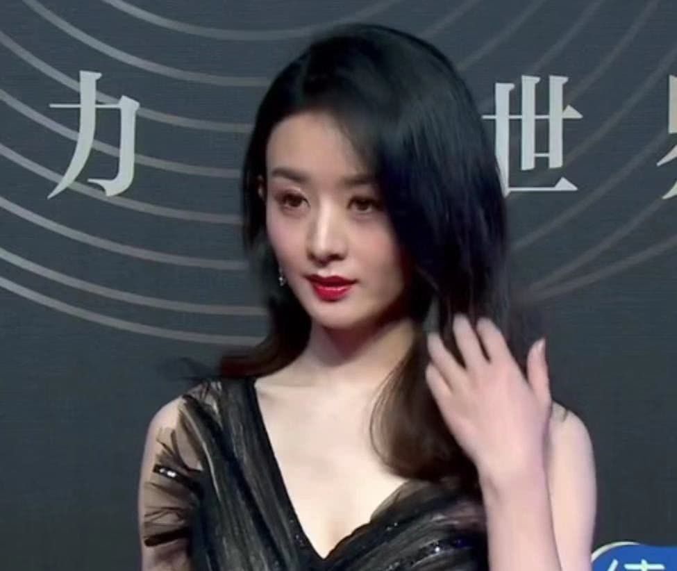 生图■郑爽甜美，热巴镜头前拉高抹胸太率真，生图来了：赵丽颖成熟