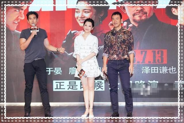 许晴太疯狂！只穿一件衬衫裙就上台，落座那刻无处安放的腿尴尬了