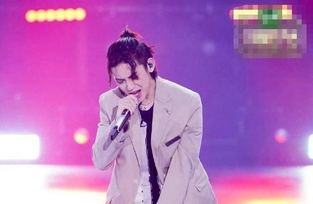  天赐的声音@《天赐》偶像扎堆，为什么小鬼能成首位拿“金曲”的爱豆？