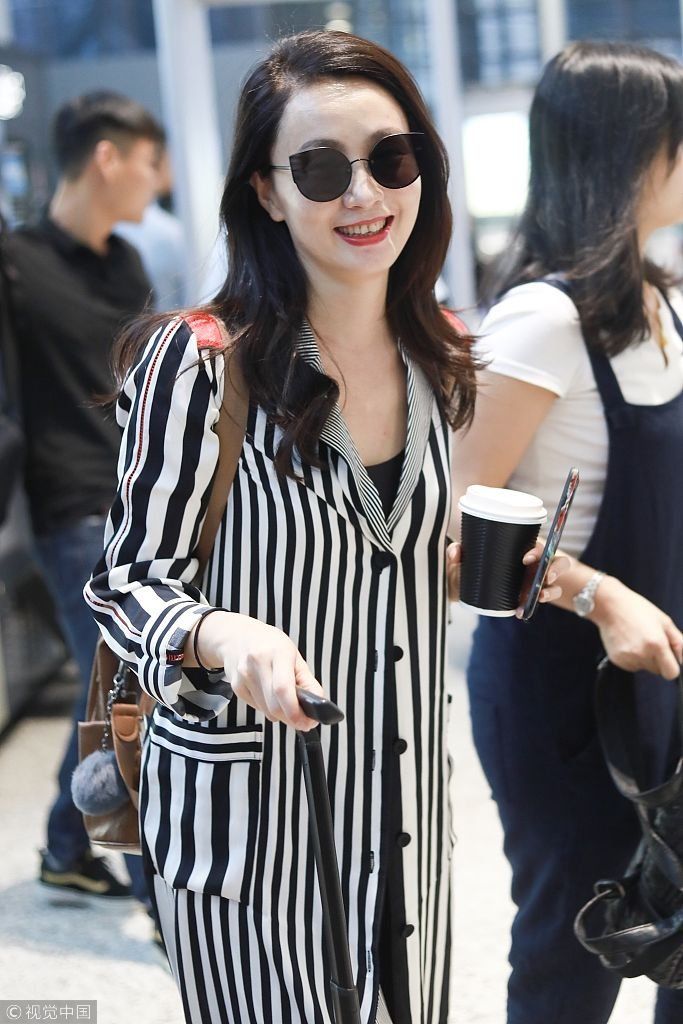 陶虹穿条纹长褂走路带风霸气十足 举咖啡迈步悠闲赶路笑意盈盈