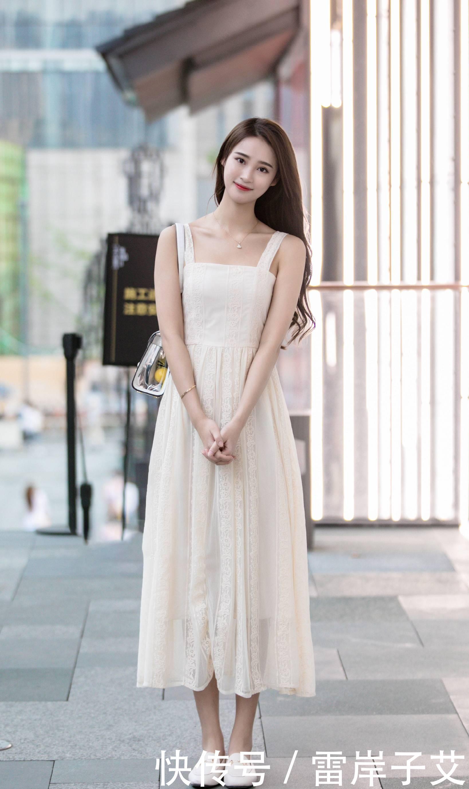 搭配一双|盛夏穿白色连衣裙出街,防晒还能穿出“仙女”气质,一举两得