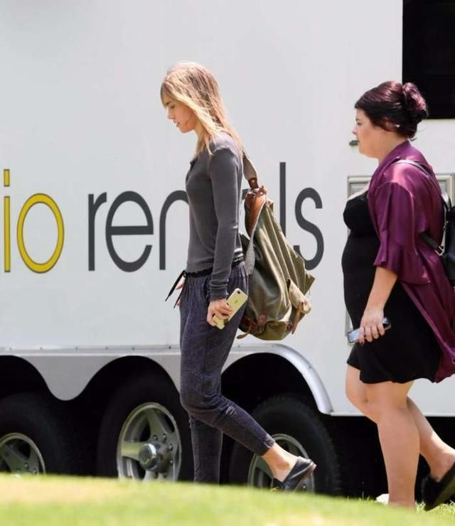 苏琪沃特豪斯现身新戏片场穿褐色上衣配白色短裤胸口打结秀小蛮腰