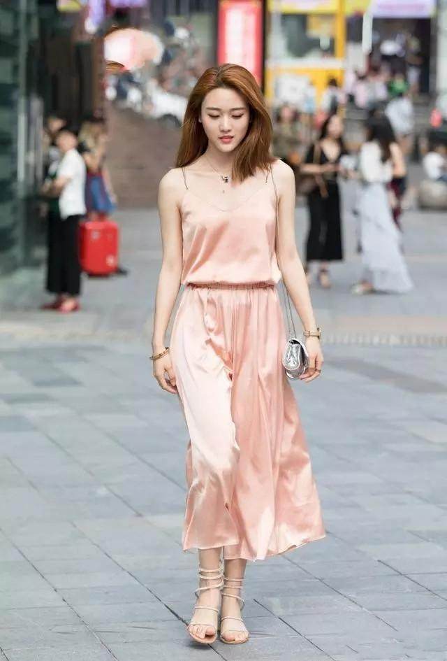 街拍: 图4双胞胎都想和你约会, 你会选择左边的还是右边的呢