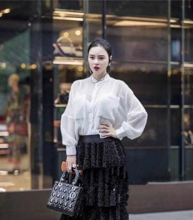  『小姐姐』路人街拍,美女小姐姐,白色T恤搭配热裤,尽显优雅好身材