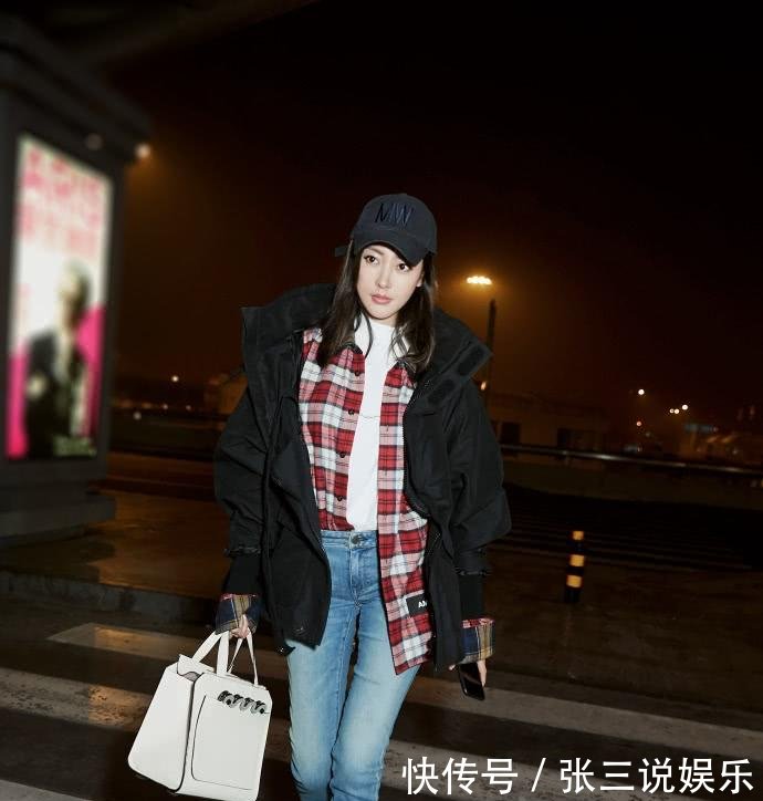 张天爱厉害了! 牛仔裤里面还缝了条“短裤”好奇怎么穿进去的?