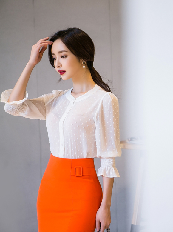 女神孙允珠,黑白斑驳圆点拓花微透轻纺衫