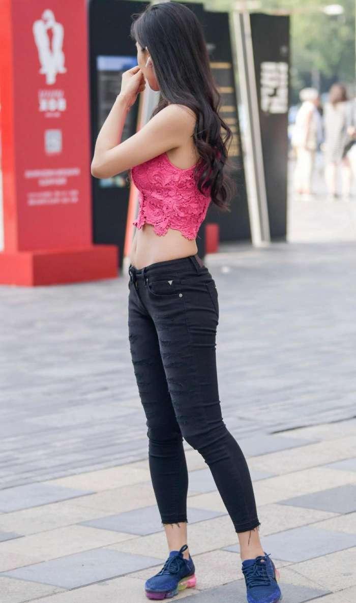 气质小姐姐黑色紧身牛仔裤大秀马甲线, 手捂额头尽显成熟女人味儿