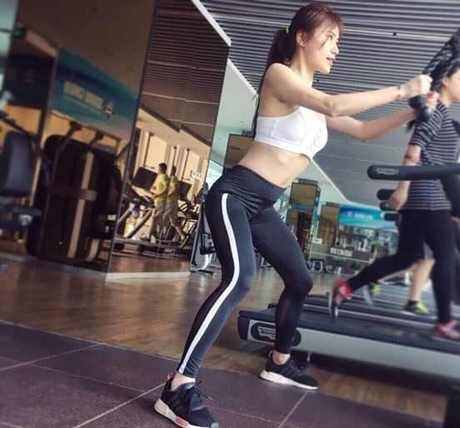 清新亮丽的打底裤美女，大秀性感的轮廓，释放时尚别致的女人味！