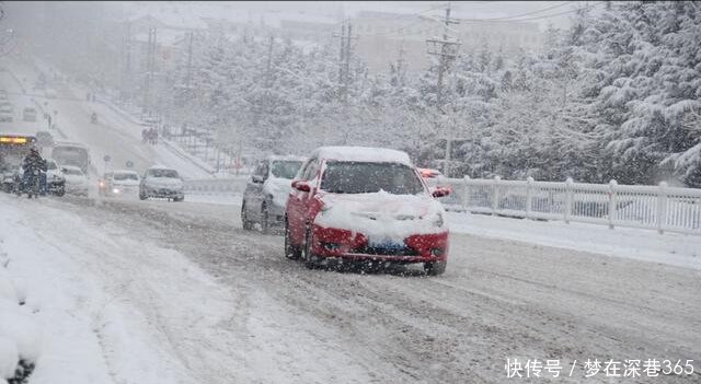  威海■山东威海突降暴雪，市民全副武装，顶着风雪出门慢行！