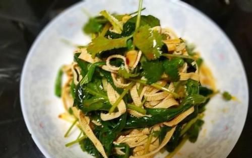  『营养』凉拌菠菜豆腐皮，上班族的快手晚餐，简单省时，美味又不失营养