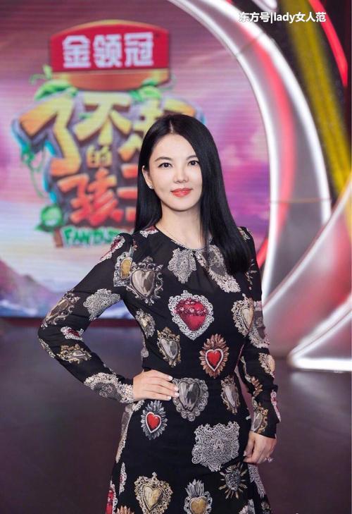 李湘穿长裙录制节目，裙子却遭网友嘲讽：有钱人，全身都是珠宝
