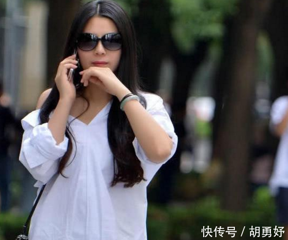 修身穿搭最有型,紧身牛仔短裤成熟大胆,吊带抹胸尽显玲珑身材