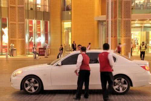 拿着1万块钱人民币去迪拜游玩，可以在迪拜玩上多少天呢？