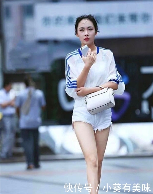 『大方』街拍:简洁大方的小姐姐,秀出青春活力范,非常有女人味