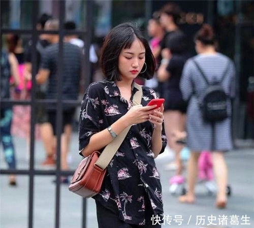  碎花：街拍：美女碎花上衣配黑色短裤，时尚潮流的穿着，酷范十足