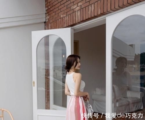 『女神』孙允珠:霓光粉系无袖休闲裙,彰显女神的大气时尚,网友:美翻了