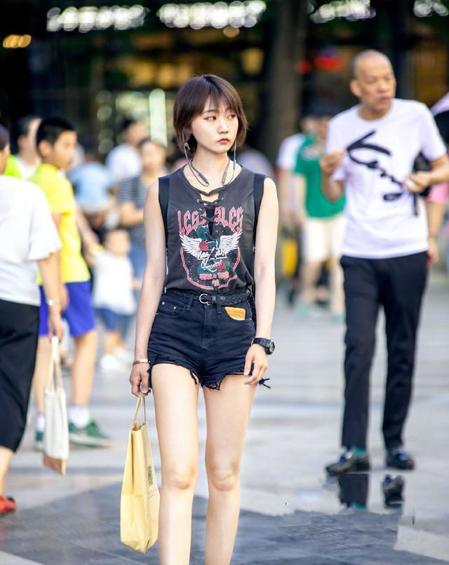  「婉约」路人街拍,小姐姐白T恤搭配紧身牛仔裤,很是婉约动人