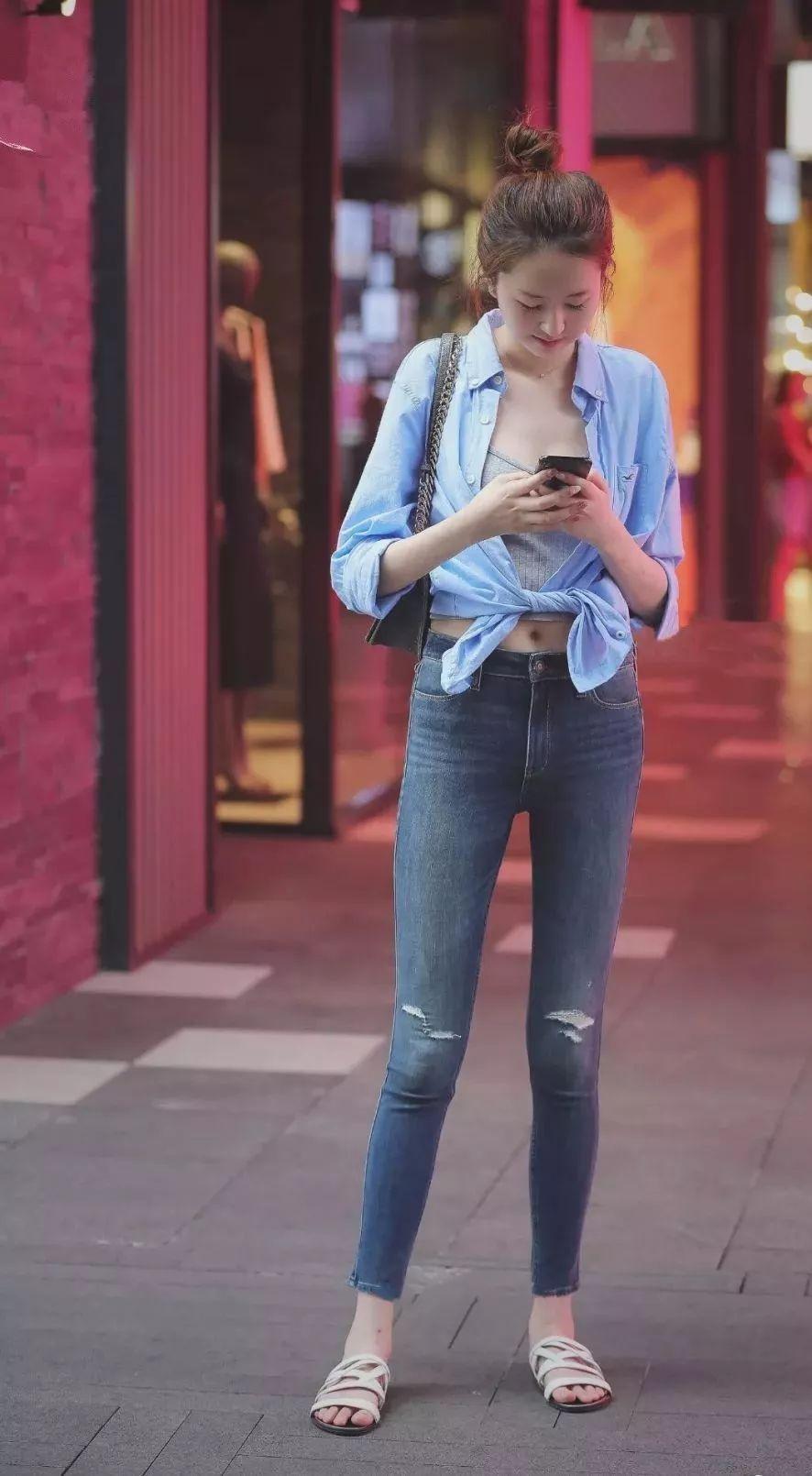 街拍：丸子头女生才是真正的魔鬼身材，还有谁！