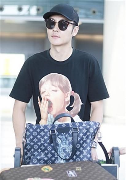 张丹峰机场的T恤图案萌，而杨幂之前现身穿的这件就不好评价了！