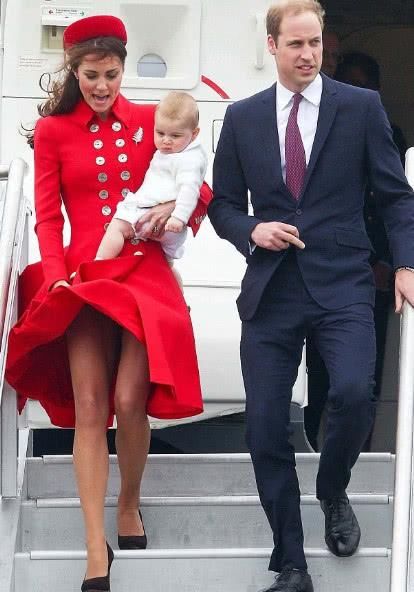 梅拉尼娅登机裙子被大风掀起,对比慌乱的凯特王妃她显得淡定的多