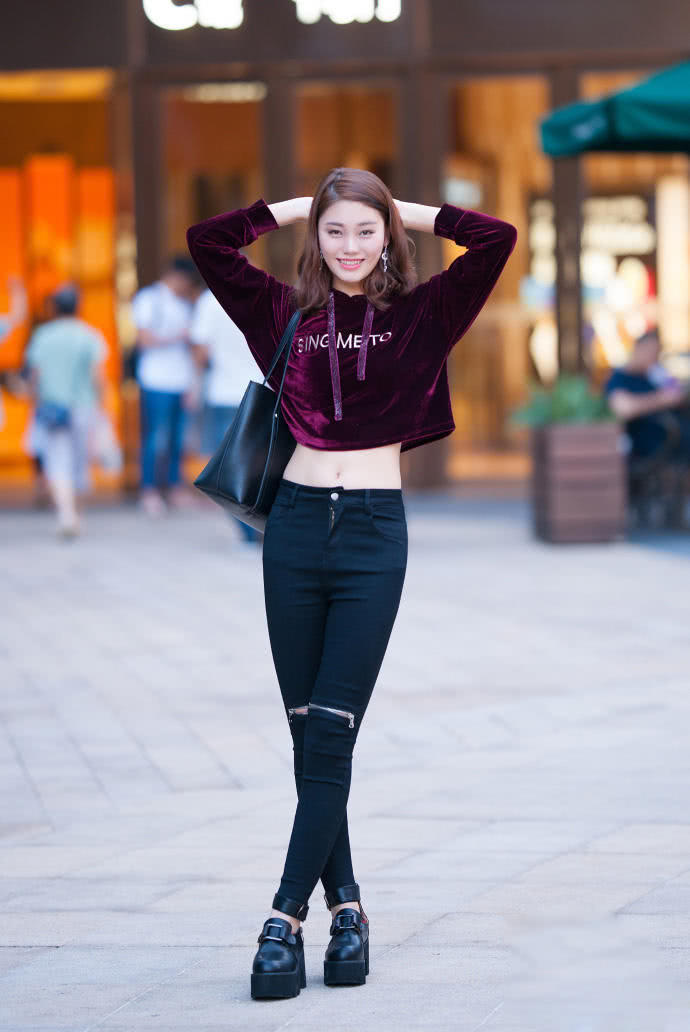 街拍：穿着时尚清凉的长腿小姐姐，面容俊美身材优美性感！