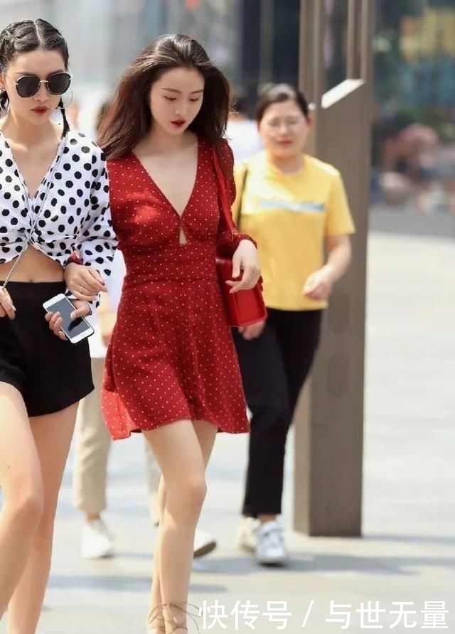 【蕾丝】小姐姐身上穿着白色的西装内搭蕾丝打底衫,散发出迷人的成熟气息