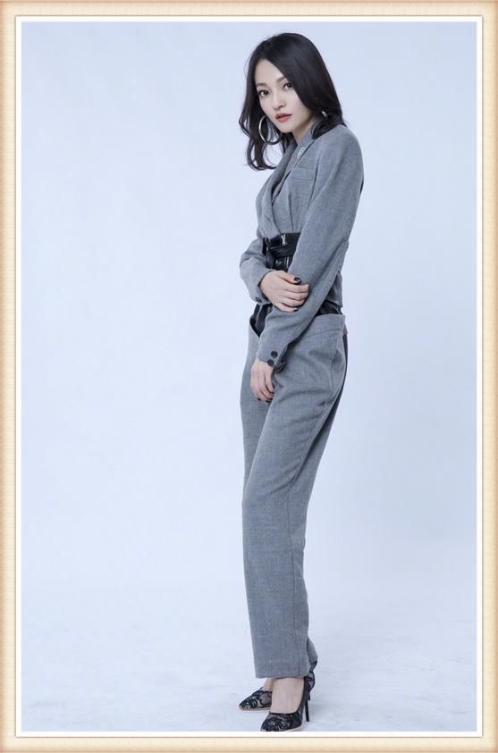 张韶涵现机场，4千块的透明手袋毫无隐私可言，网友：白给我都不