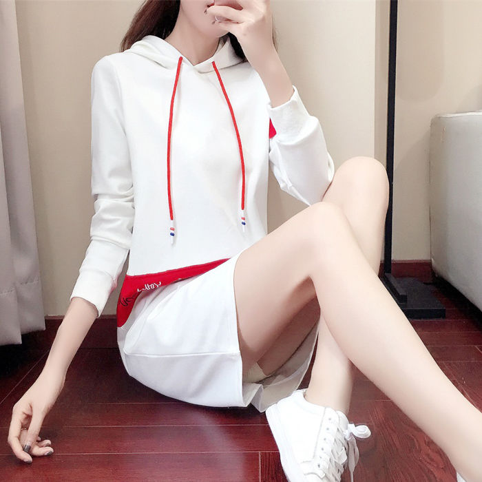 女人过了40要打扮的嫩一点，穿这卫衣裙+平底鞋，时髦小清新范