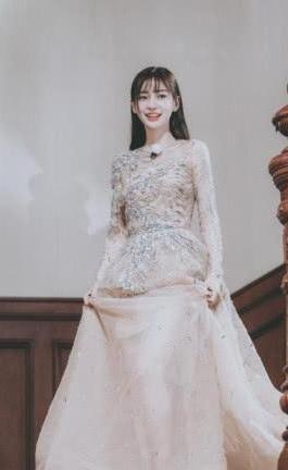 杨颖现身快本,身上的短裙开叉到大腿根部,网友注意力却在鞋子上