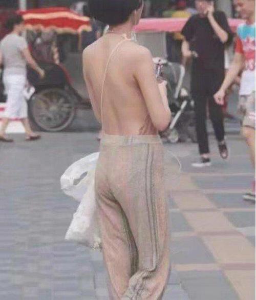 街拍:任性了,穿一件“肚兜”就出街,身材好无禁忌?