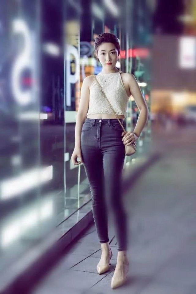 气质|路人街拍,穿着白色吊带裙的美女,少女感爆棚